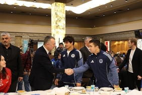 buyukakin-basarili-sporcularla-iftar-yapti.jpg