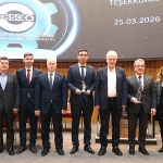 deuden-universite-sanayi-is-birliginde-onemli-basari-rektor-prof-dr-bayram-yilmaza-ustun-hizmet-onur-odulu.jpg