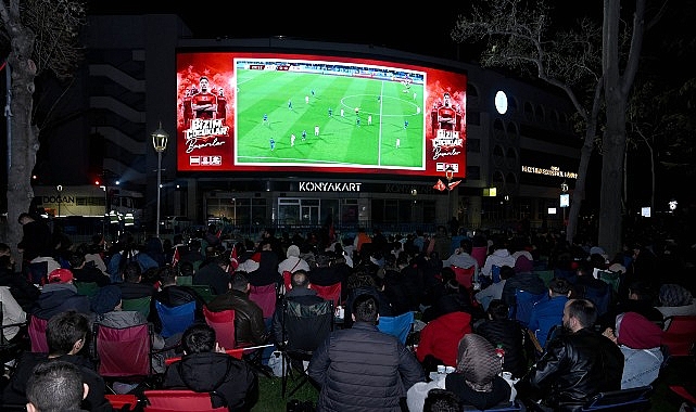 konyalilar-milli-coskuyu-dev-ekrandan-takip-etti.jpg